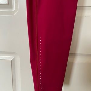 Vibrant pink leggings, perfect condition, small waist pockets for keys, phone…